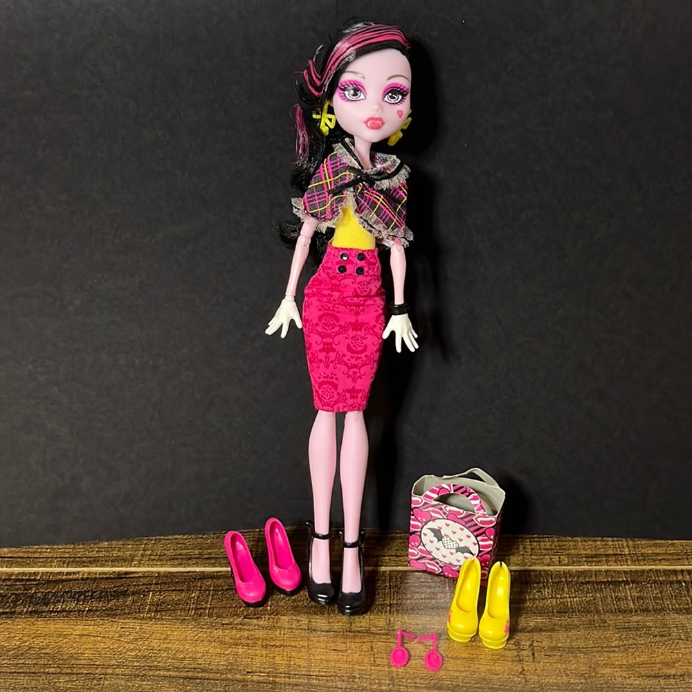 Mattel Monster High I Love Shoes Draculaura Doll with Shoe Collection